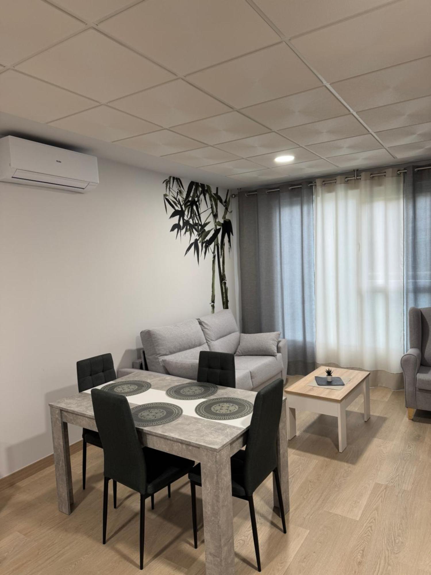Apartamentos Turisticos Peregrin Palas ปาลัสเดเรย์ ภายนอก รูปภาพ