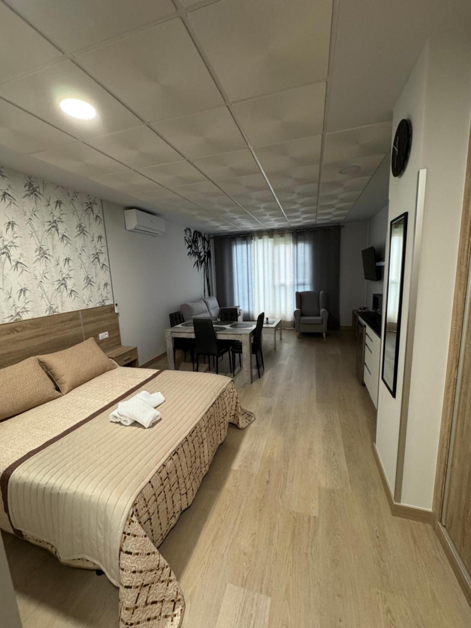 Apartamentos Turisticos Peregrin Palas ปาลัสเดเรย์ ภายนอก รูปภาพ